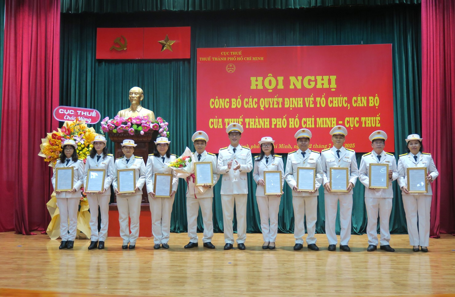 Trưởng Thuế TP. Hồ Chí Minh trao các Quyết định cho nhân sự Phòng Nghiệp vụ, dự toán, pháp chế. Ảnh: Đức Mỹ