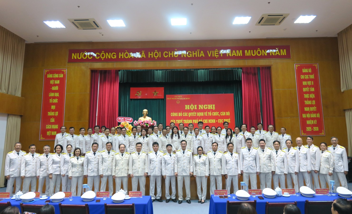 Tập thể Ban lãnh đạo Thuế TP. Hồ Chí Minh và lãnh đạo các Phòng, Thuế cơ sở trực thuộc. Ảnh: Đức Mỹ