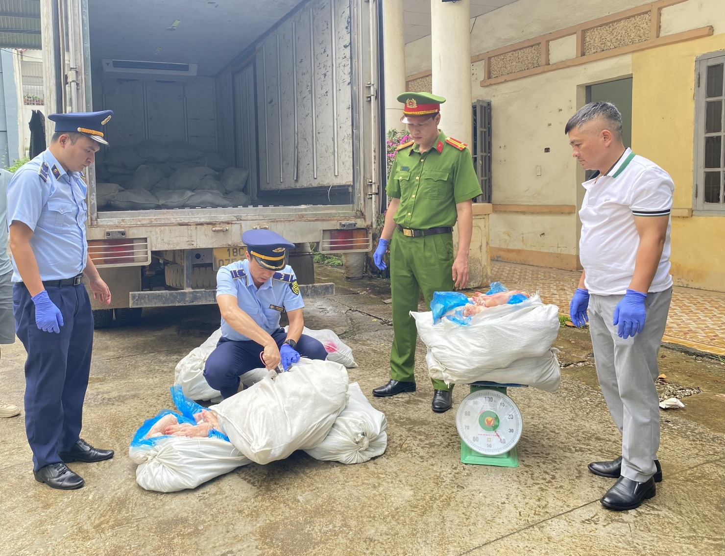 Lực lượng chức năng kiểm tra hàng hóa vi phạm.