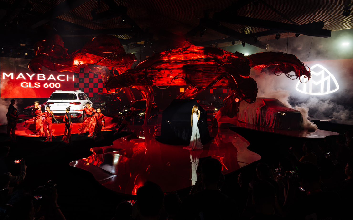 Với chủ đề “Symmetrical Motions - Chuyển động Cân bằng”, buổi trình diễn độc quyền lần này đánh dấu sự kết hợp lần đầu tiên giữa MBV, Nhà thiết kế/ Giám đốc Sáng tạo Cường Đàm, và tạp chí Harper’s Bazaar – một màn cộng hưởng giữa hiệu suất và thẩm mỹ, giữa công nghệ hiện đại và tinh thần nghệ thuật khai phóng.