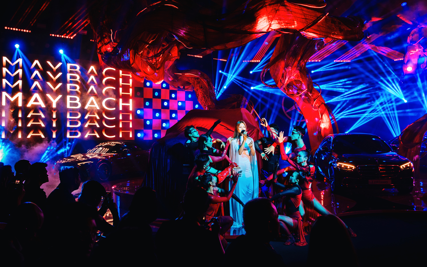 Mercedes-Benz Việt Nam cho biết sự kiện lần này quy tụ các mẫu xe tự hào nhất của hãng có mặt tại Việt Nam bao gồm Mercedes-AMG SL 63 S E PERFORMANCE, Mercedes-Maybach S 680 4MATIC, Mercedes-Benz EQS 580 4MATIC, Mercedes-AMG G 63… với tổng trị giá lên tới gần 100 tỷ đồng.