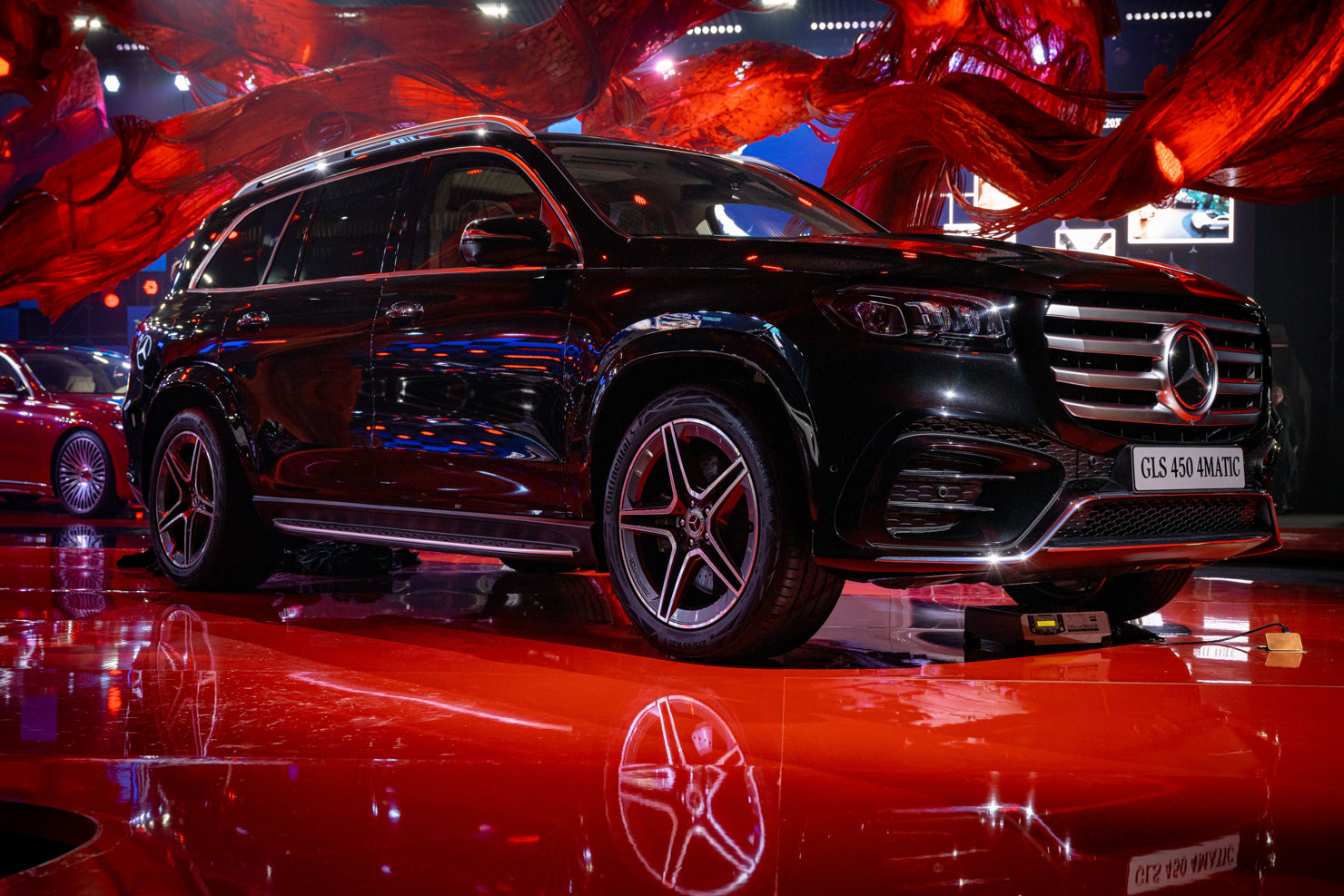 “Live Rare” – sống cùng những giá trị độc bản – là lời mời bước vào một không gian nơi trưng bày sự tinh xảo, tính cá nhân hóa và những chế tác cơ khí. Với quy mô giới hạn chỉ khoảng 60 khách mời mỗi khung giờ, MBV đã chính thức ra mắt dòng GLS-Class facelift với phiên bản GLS 450 4MATIC, Maybach GLS 600