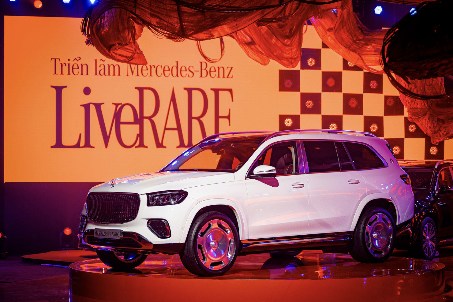 Đáng quan tâm tại sự kiện này, Mercedes-Benz đã chính thức giới thiệu tới người tiêu dùng Việt Nam phiên bản nâng cấp giữa vòng đời của các mẫu SUV hạng sang nhập khẩu từ Mỹ là Mercedes-Benz GLS 450 4MATIC  và Mercedes-Maybach GLS 600.