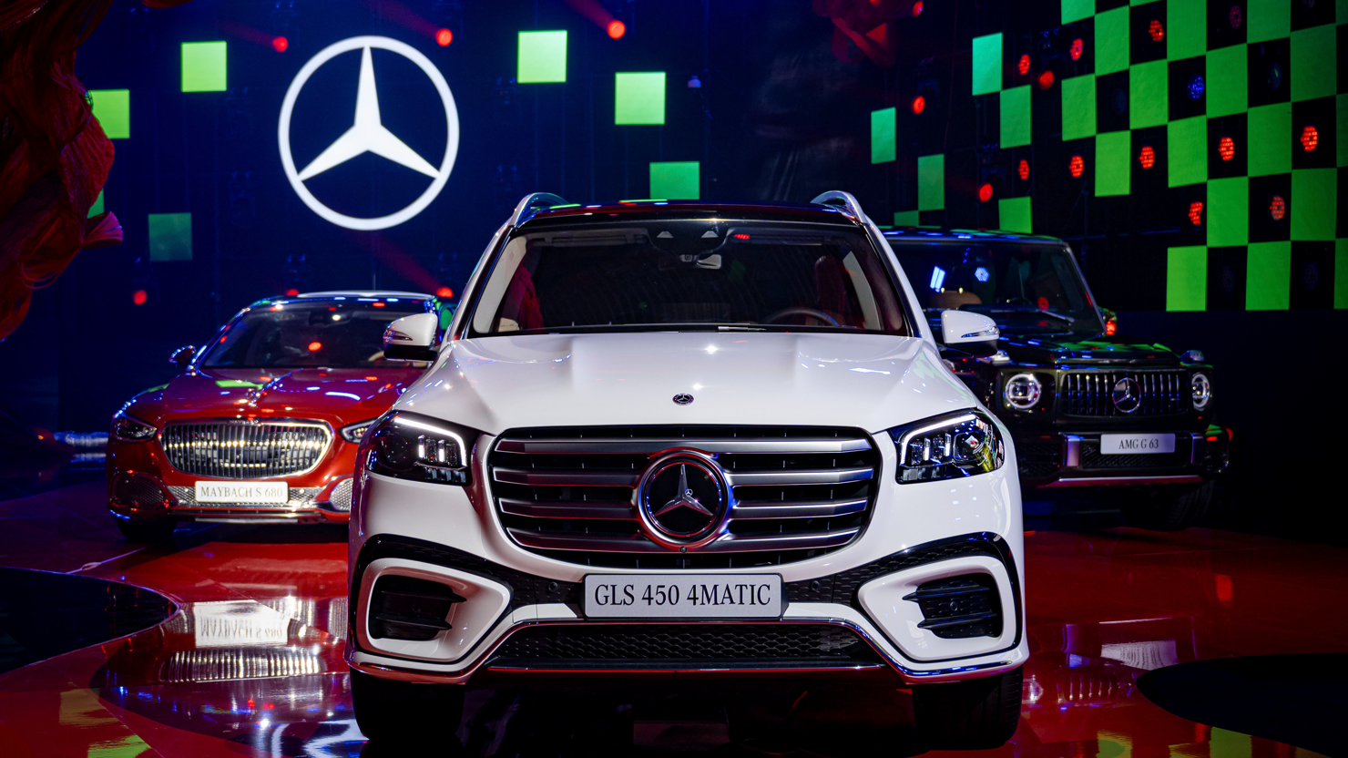 Dàn xe đầu bảng có trị giá 100 tỷ đồng đã được mang tới “Không gian tuyệt tác Mercedes-Benz - LiveRARE” diễn ra từ ngày 3 - 5/7/2025, đúng dịp kỷ niệm 30 năm thương hiệu Mercedes-Benz có mặt tại Việt Nam.