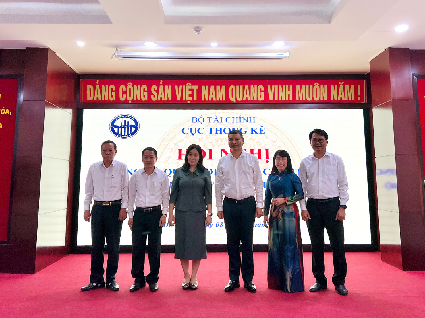 Các đại biểu tham dự Hội nghị chụp ảnh lưu niệm