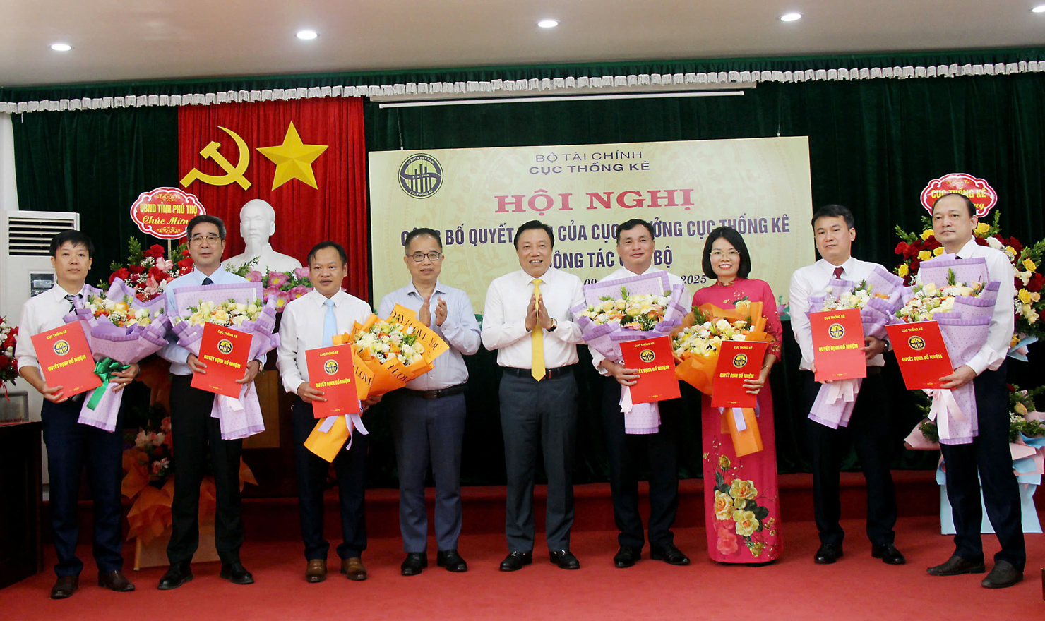 Phó Cục trưởng Cục Thống kê Lê Trung Hiếu và Phó Chủ tịch UBND tỉnh Phú Thọ Nguyễn Huy Ngọc tặng hoa chúc mừng 7 Phó Trưởng Thống kê tỉnh Phú Thọ