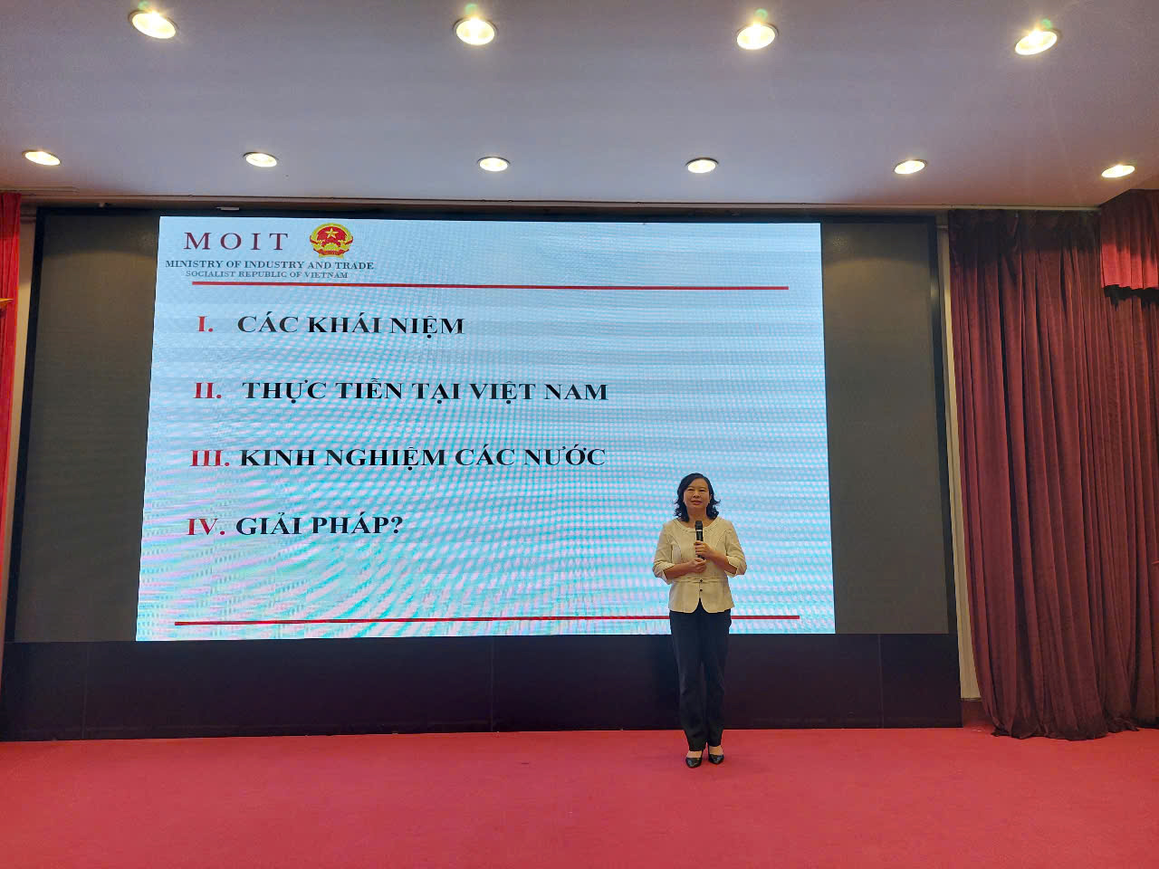 Bà Trịnh Thị Thu Hiền, Phó Cục trưởng Cục Xuất nhập khẩu giới thiệu về cơ sở xây dựng tiêu chí xác định xuất xứ Việt Nam đối với hàng hóa lưu thông trong nước.