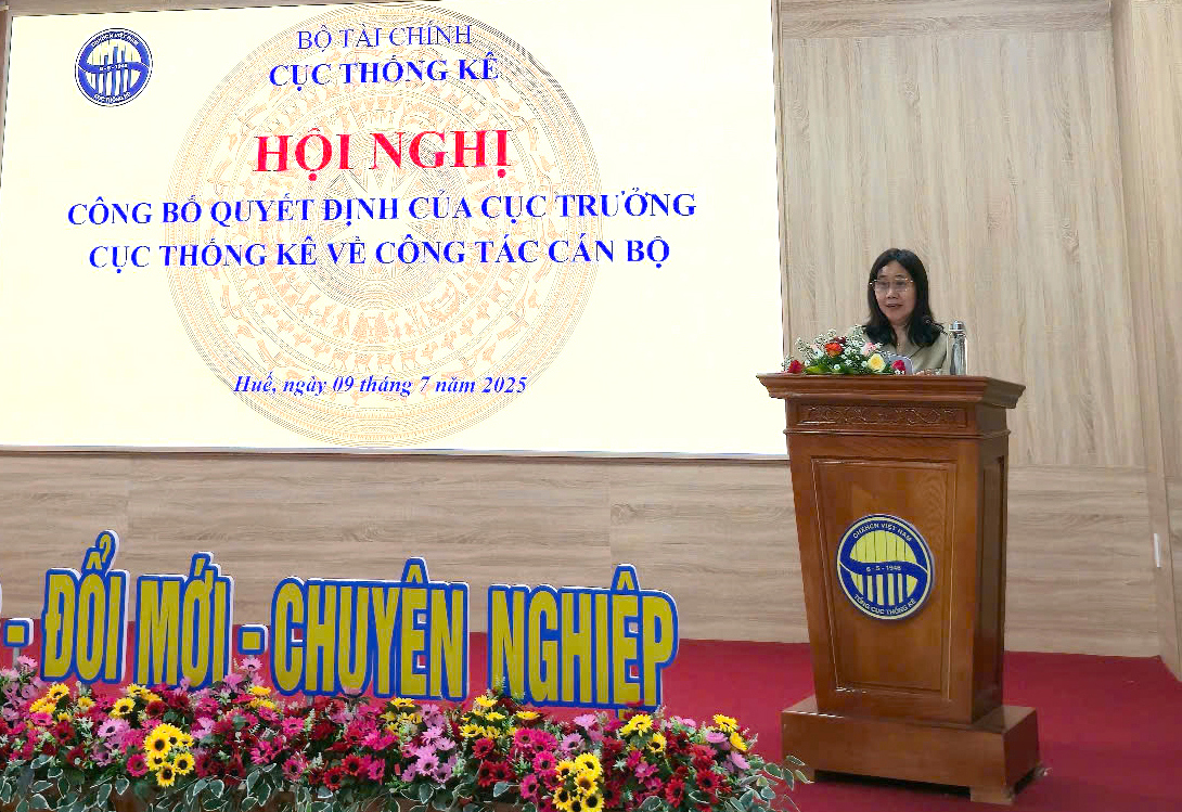 Cục trưởng Cục Thống kê Nguyễn Thị Hương phát biểu giao nhiệm vụ cho Lãnh đạo Thống kê TP. Huế