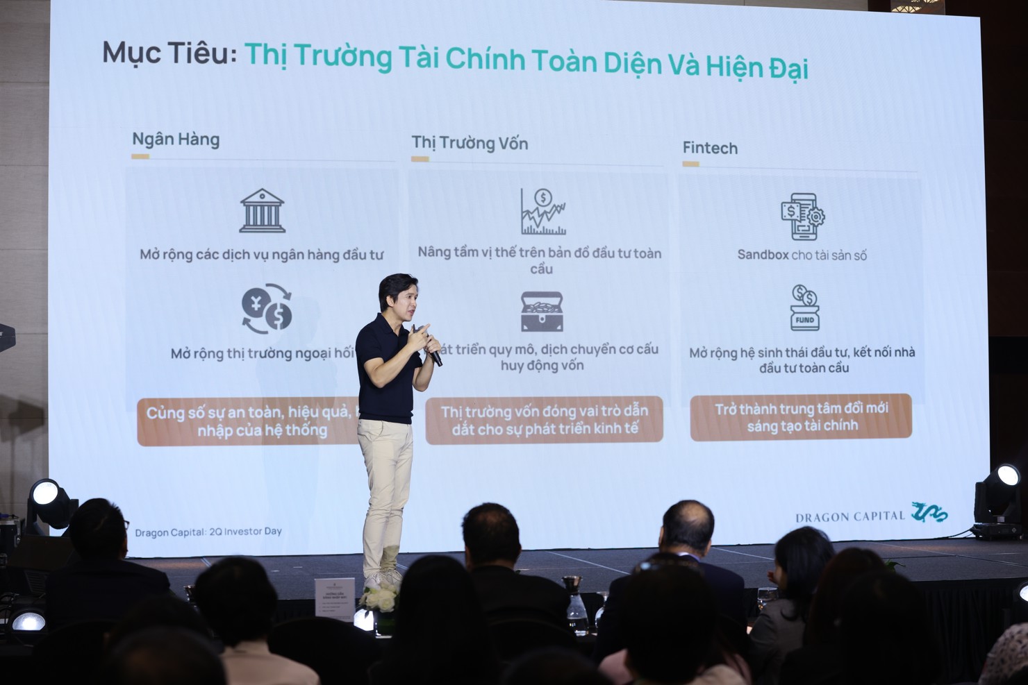 Điều Việt Nam cần là một tầm nhìn dài hạn, sự cam kết thể chế và hành động có hệ thống.