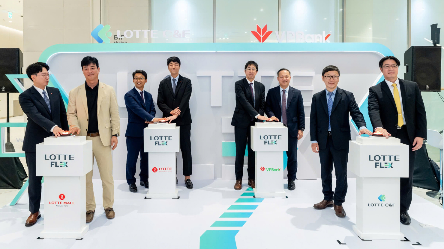 Đại diện VPBank và LOTTE C&F tại sự kiện ra mắt LOTTE FLEX.