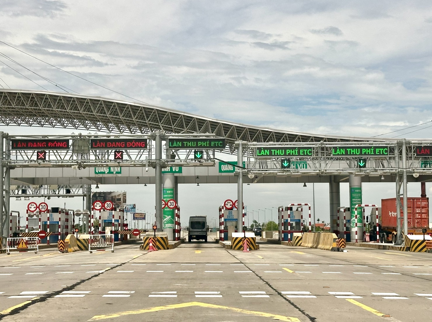 Biến động giá xăng dầu có thể ảnh hưởng đến biến động giá nhiều lĩnh vực trong nền kinh tế, từ sản xuất đến giao thông, tiêu dùng... Ảnh minh hoạ: H.Dịu