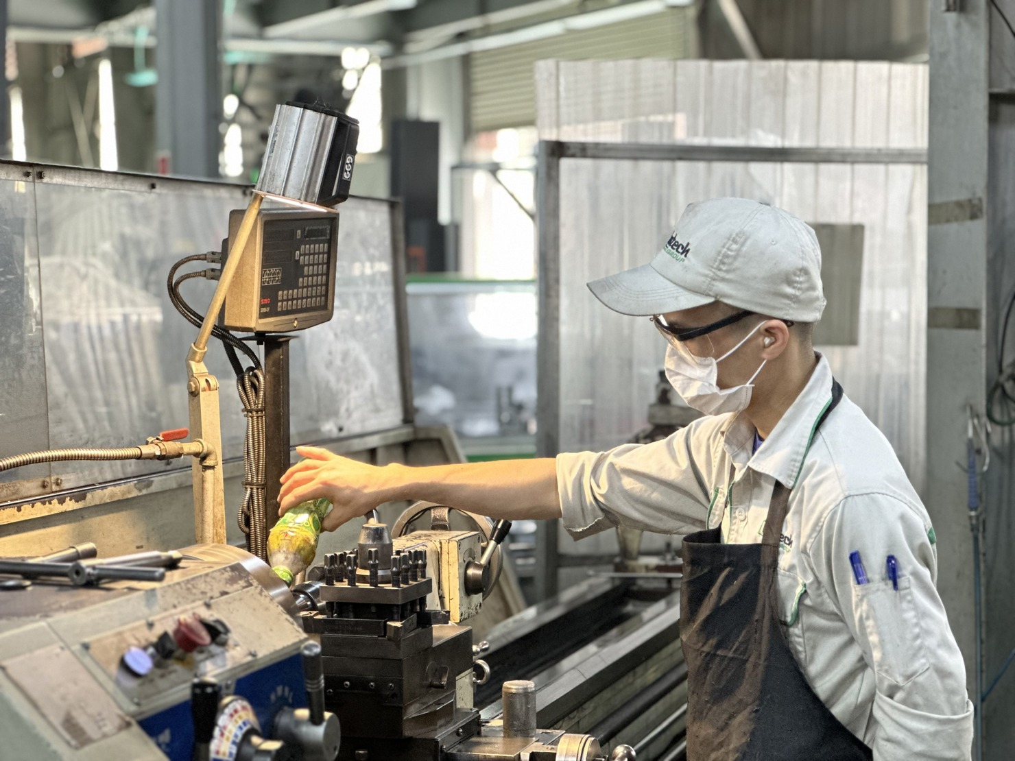 Các doanh nghiệp lo ngại biến động giá USD đến hoạt động xuất nhập khẩu. Ảnh minh hoạ: H.Dịu