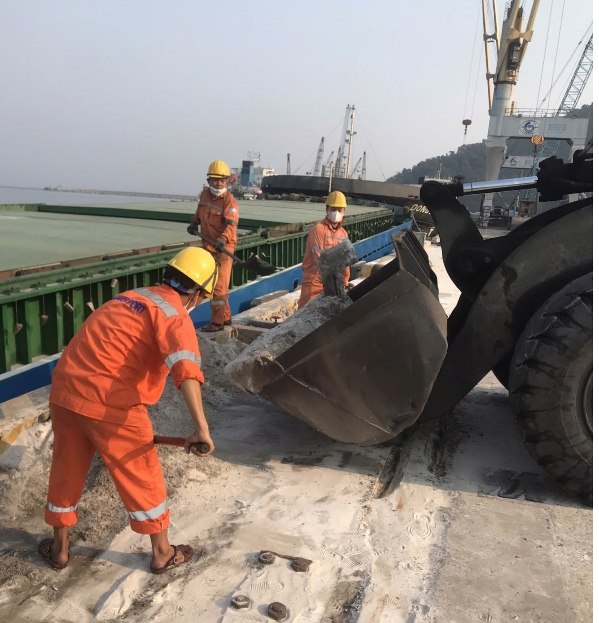 Đảm bảo vệ sinh môi trường tại Cảng Chân Mây.