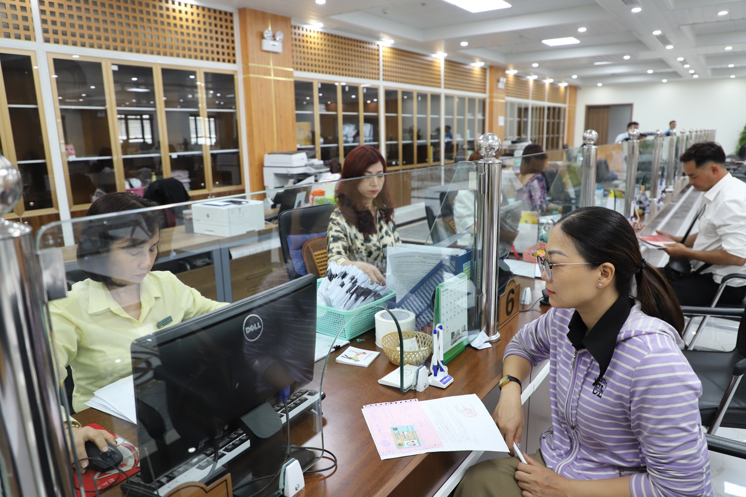 Người dân, doanh nghiệp giao dịch tại trụ sở BHXH TP. Hồ Chí Minh