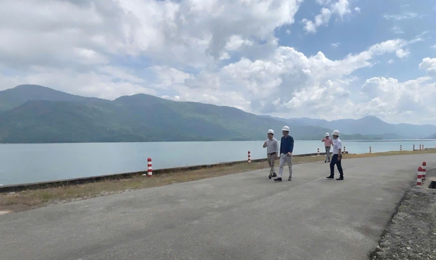 Tập đoàn Điện lực Việt Nam kiểm tra an toàn tại thủy điện Đa Nhim. Ảnh: ĐN