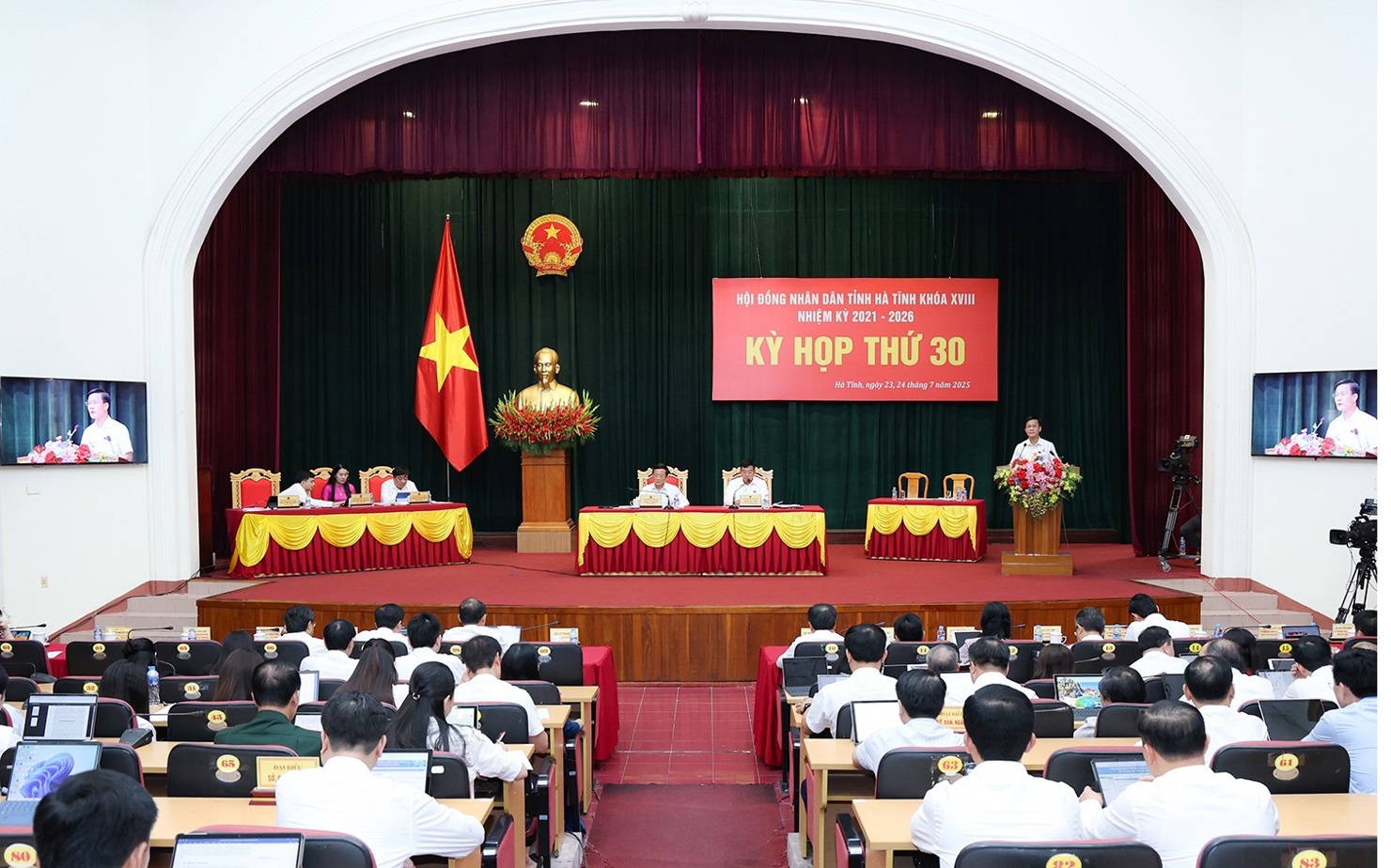 Toàn cảnh kỳ họp thứ 30, Hội đồng nhân dân tỉnh Hà Tĩnh.