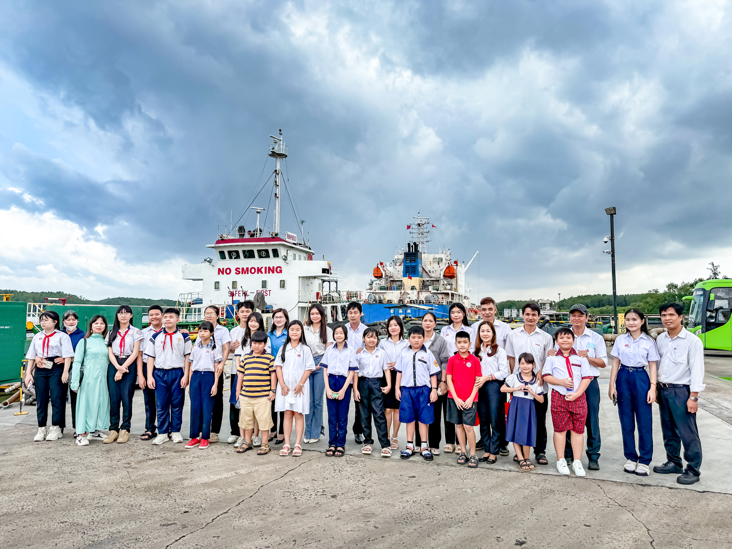 Các cháu cùng bố mẹ tham quan nhà máy Vedan