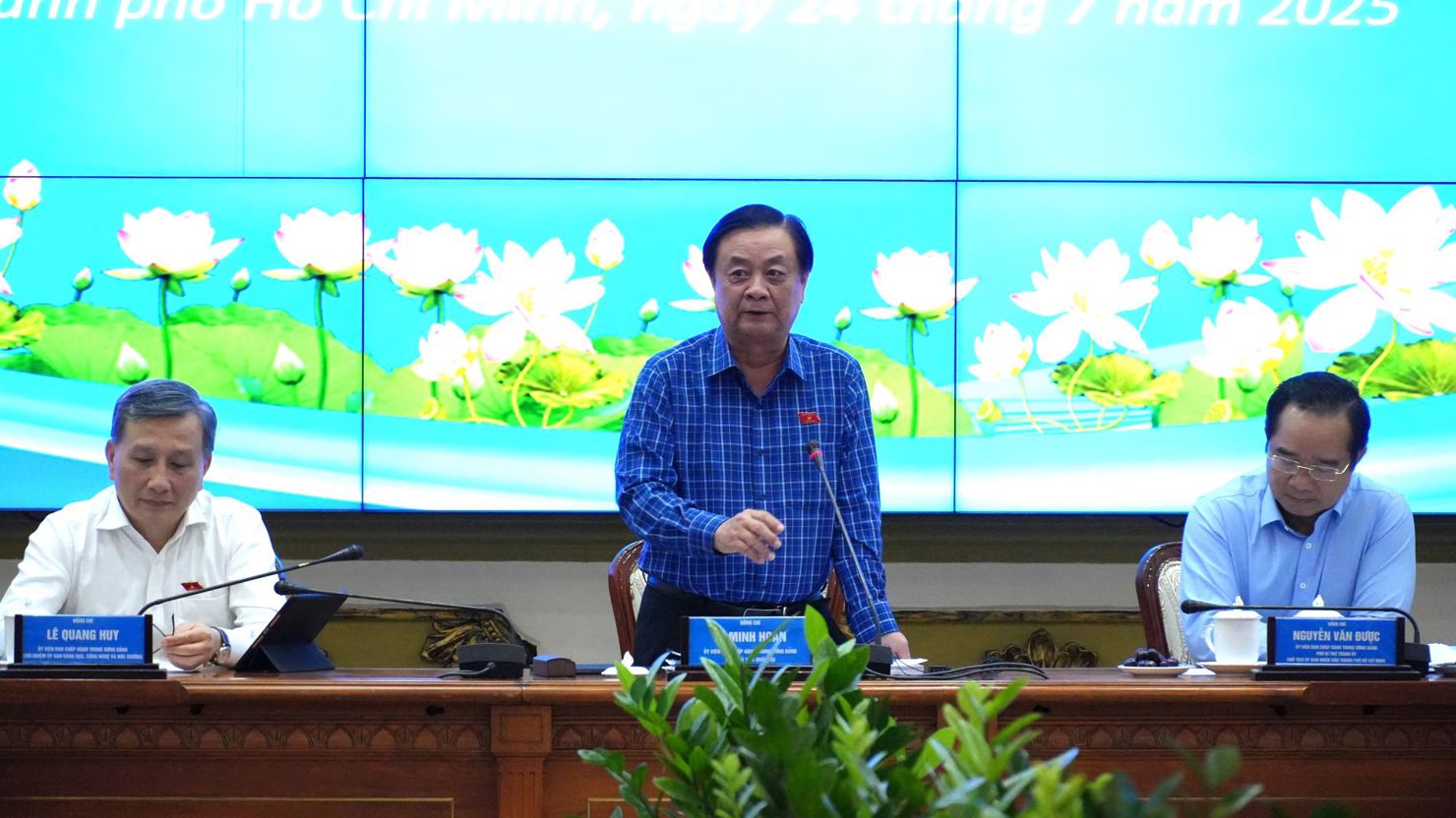 Phó Chủ tịch Quốc hội Lê Minh Hoan đánh giá cao kết quả TP. Hồ Chí Minh đạt được trong công tác xử  lý và bảo vệ môi trường. Ảnh: TL