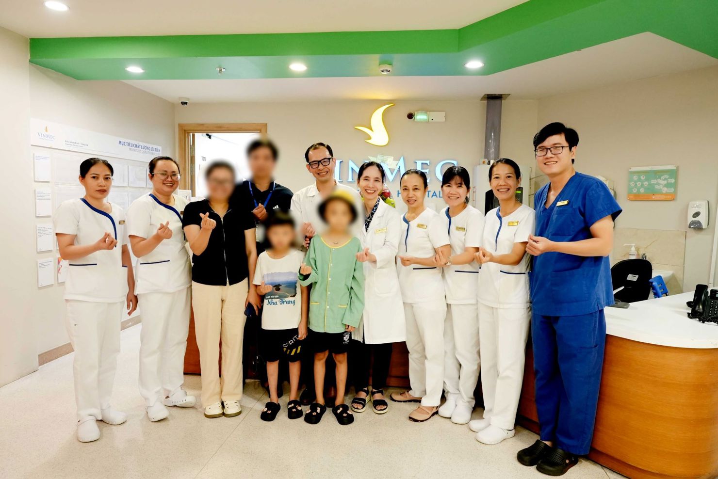 Bệnh nhi và các bác sĩ tại Bệnh viện Vinmec Central Park (TP. Hồ Chí Minh).