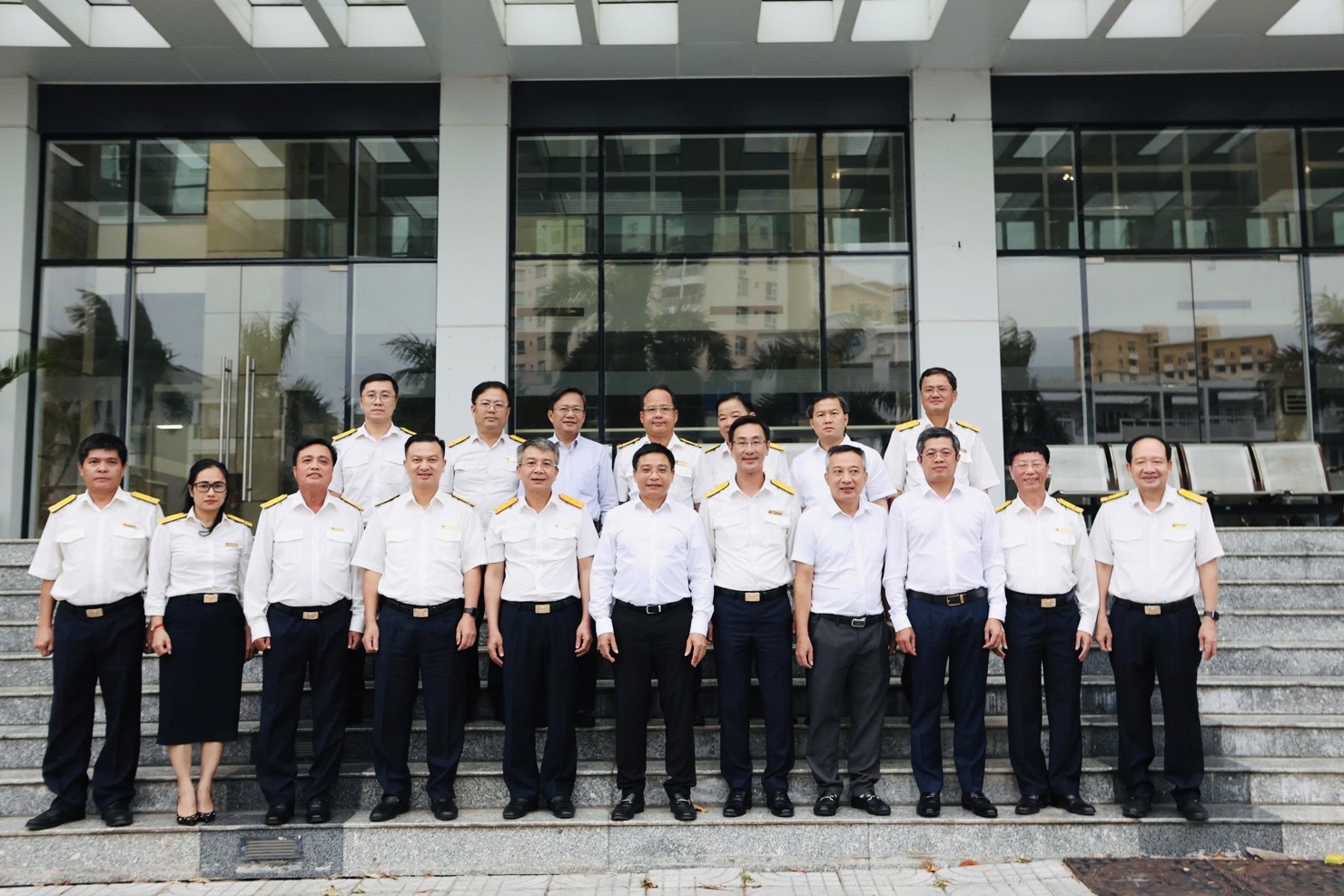 Bộ trưởng Nguyễn Văn Thắng chụp ảnh lưu niệm với lãnh đạo Thuế TP. Hồ Chí Minh