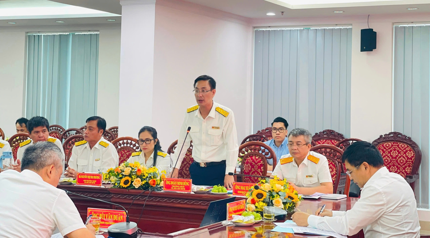 Ông Đoàn Minh Dũng, Trưởng Thuế TP. Hồ Chí Minh báo cáo tại buổi làm việc