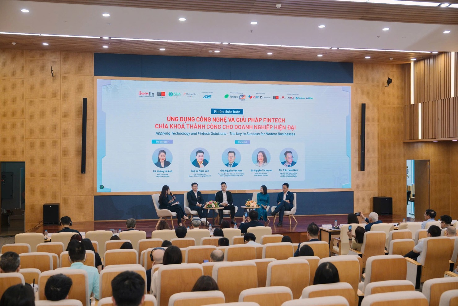 Hội thảo Fintech 2025 với chủ đề Chiến lược tài chính số cho doanh nghiệp.