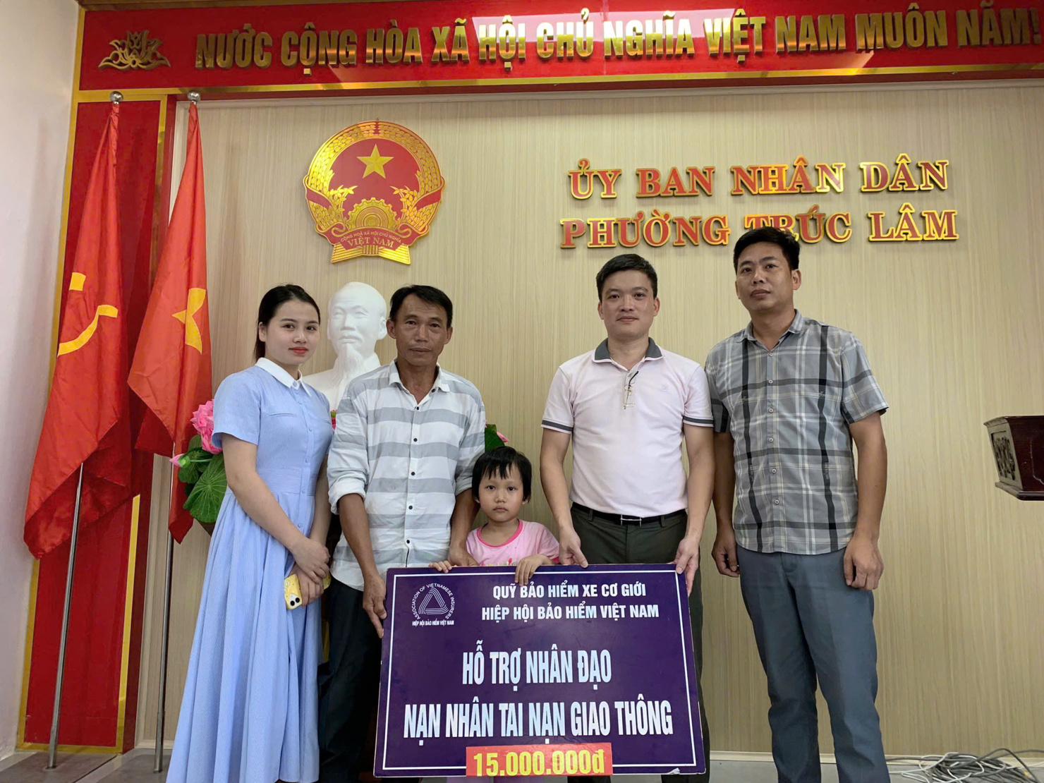 Quỹ Bảo hiểm xe cơ giới và đại diện Bảo Minh Thanh Hóa trao hỗ trợ nhân đạo cho gia đình nạn nhân.