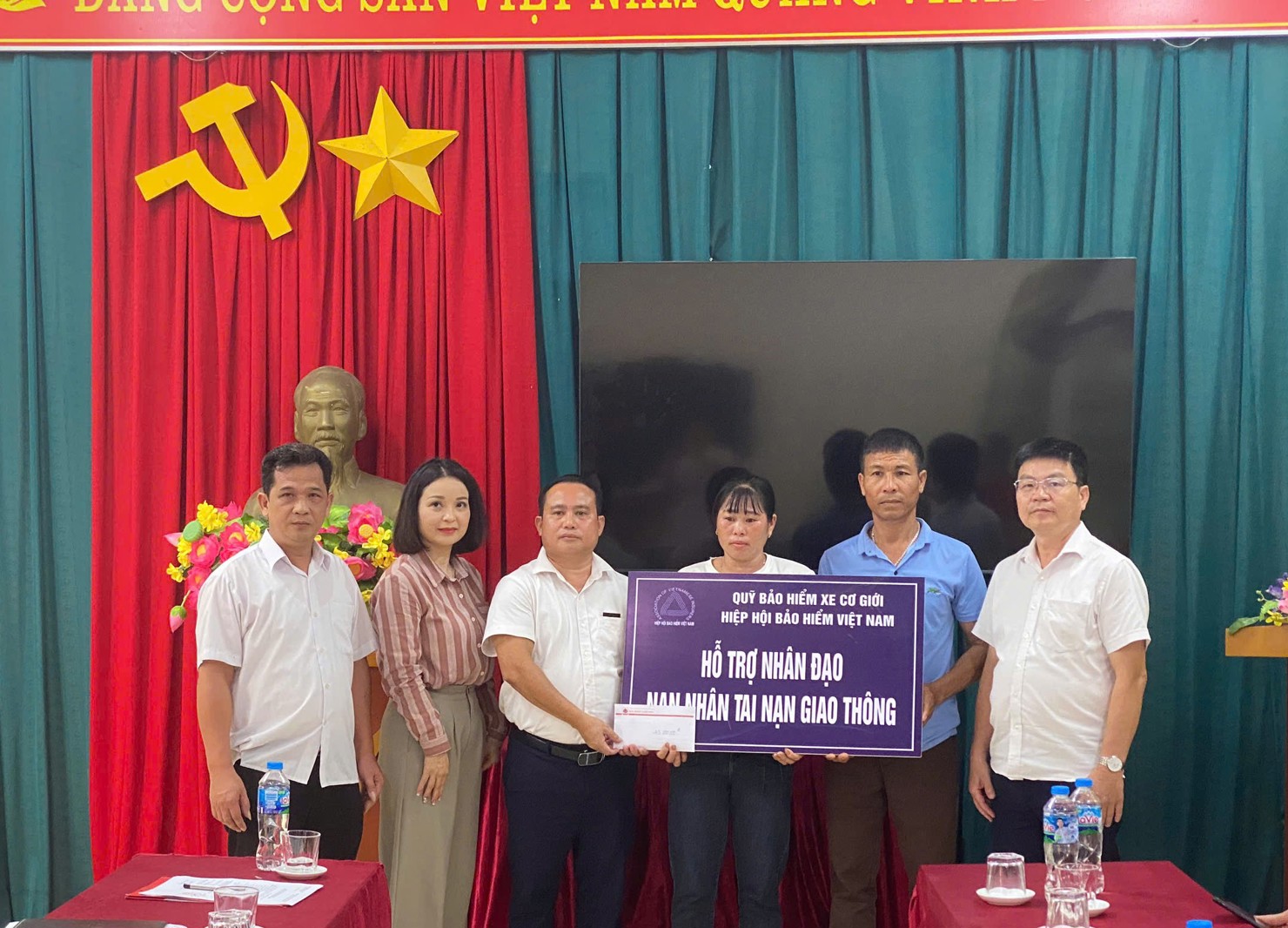 Quỹ Bảo hiểm xe cơ giới và Ban An toàn giao thông tỉnh Lạng Sơn, đại diện Bảo Minh Lạng Sơn trao hỗ trợ nhân đạo cho gia đình nạn nhân.