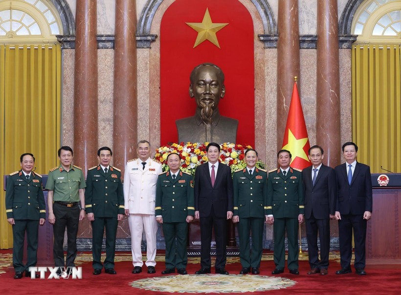 Chủ tịch nước Lương Cường, lãnh đạo Đảng, Nhà nước với các đồng chí được thăng quân hàm, cấp bậc hàm Thượng tướng. Ảnh: Lâm Khánh/TTXVN