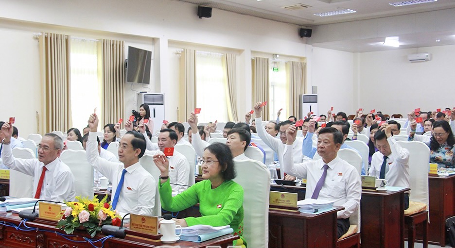 Đại biểu HĐND tỉnh Cà Mau khoá X thống nhất thông qua 12  nghị quyết trình Kỳ họp thứ 2. Ảnh: Nguyễn Quốc