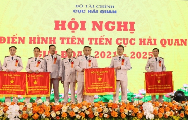 Phó Cục trưởng Cục Hải quan Âu Anh Tuấn (thứ 2 bên phải sang), thừa ủy quyền trao Cờ thi đua của Bộ Tài chính tặng tập thể có thành tích xuất sắc. Ảnh: Quang Hùng.