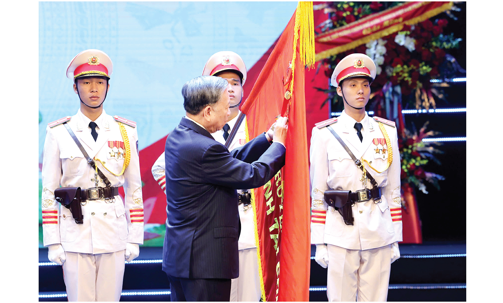 Tổng Bí thư Tô Lâm trao Huân chương Độc lập hạng Nhất cho Bộ Tài chính.