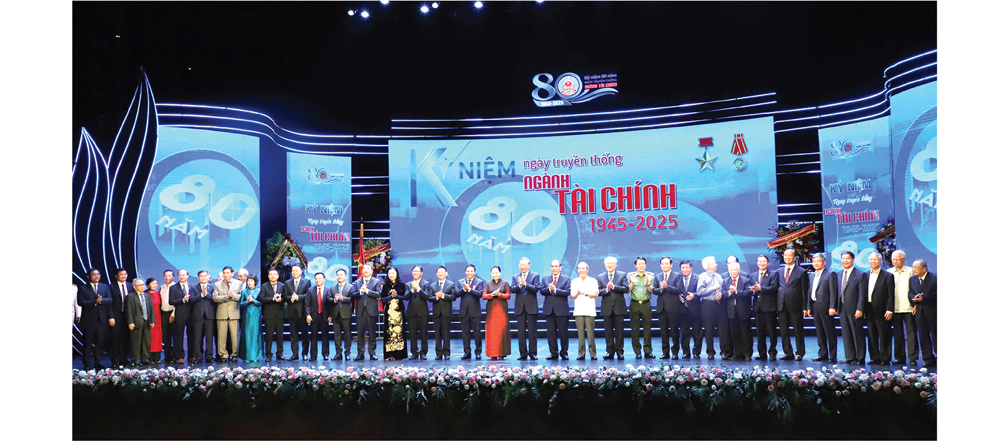 Các đại biểu chụp ảnh lưu niệm.