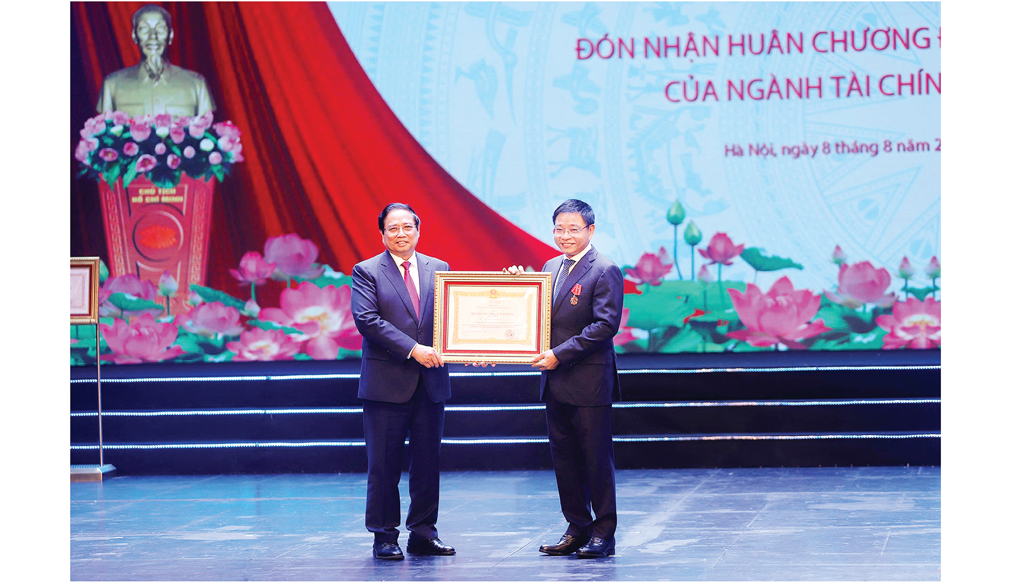 Thủ tướng Chính phủ Phạm Minh Chính trao Huân chương Lao động hạng Nhất cho Bộ trưởng Bộ Tài chính Nguyễn Văn Thắng.