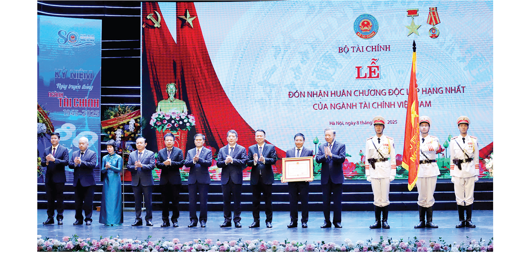 Tổng Bí thư Tô Lâm trao Huân chương Độc lập hạng Nhất cho Bộ Tài chính.