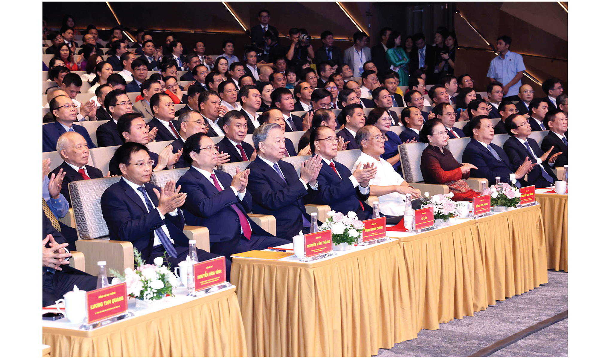 Các đồng chí Lãnh đạo, nguyên Lãnh đạo Đảng, Nhà nước cùng các đại biểu tham dự buổi lễ.