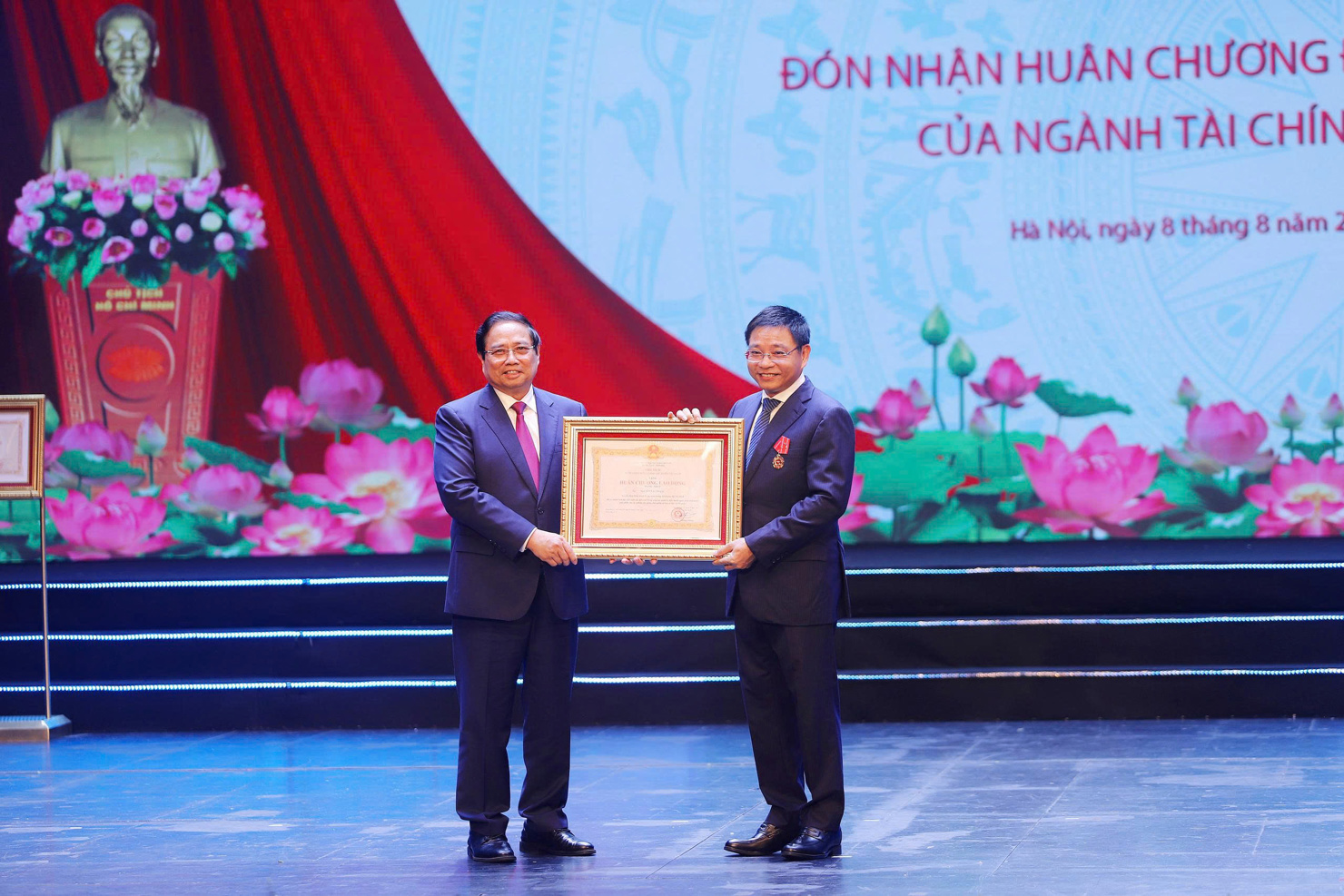 Thủ tướng Chính phủ Phạm Minh Chính trao Huân chương Lao động hạng Nhất cho Bộ trưởng Bộ Tài chính Nguyễn Văn Thắng.