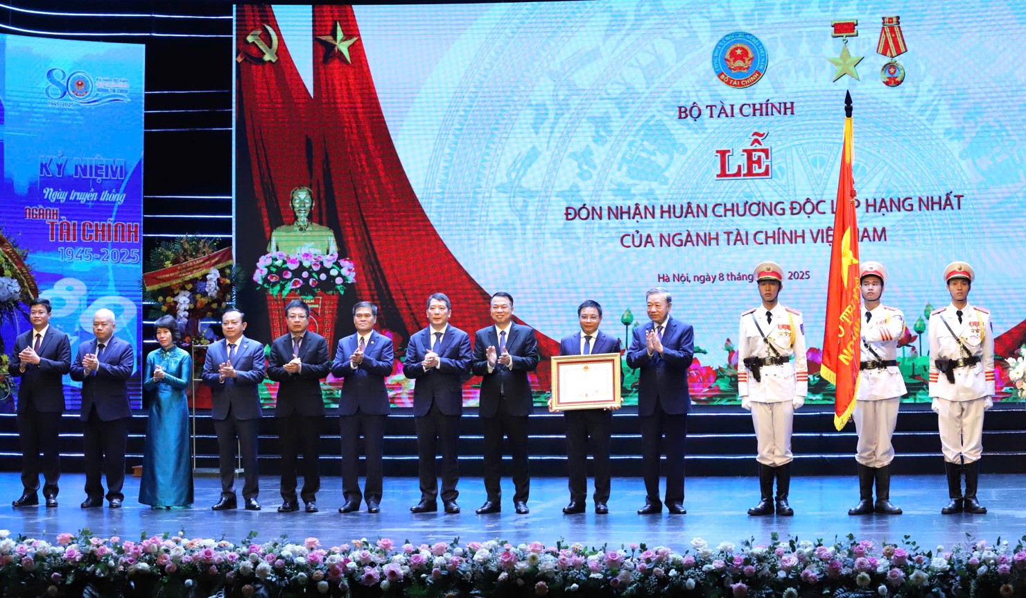 Tổng Bí thư Tô Lâm trao Huân chương Độc lập hạng Nhất cho Bộ Tài chính.