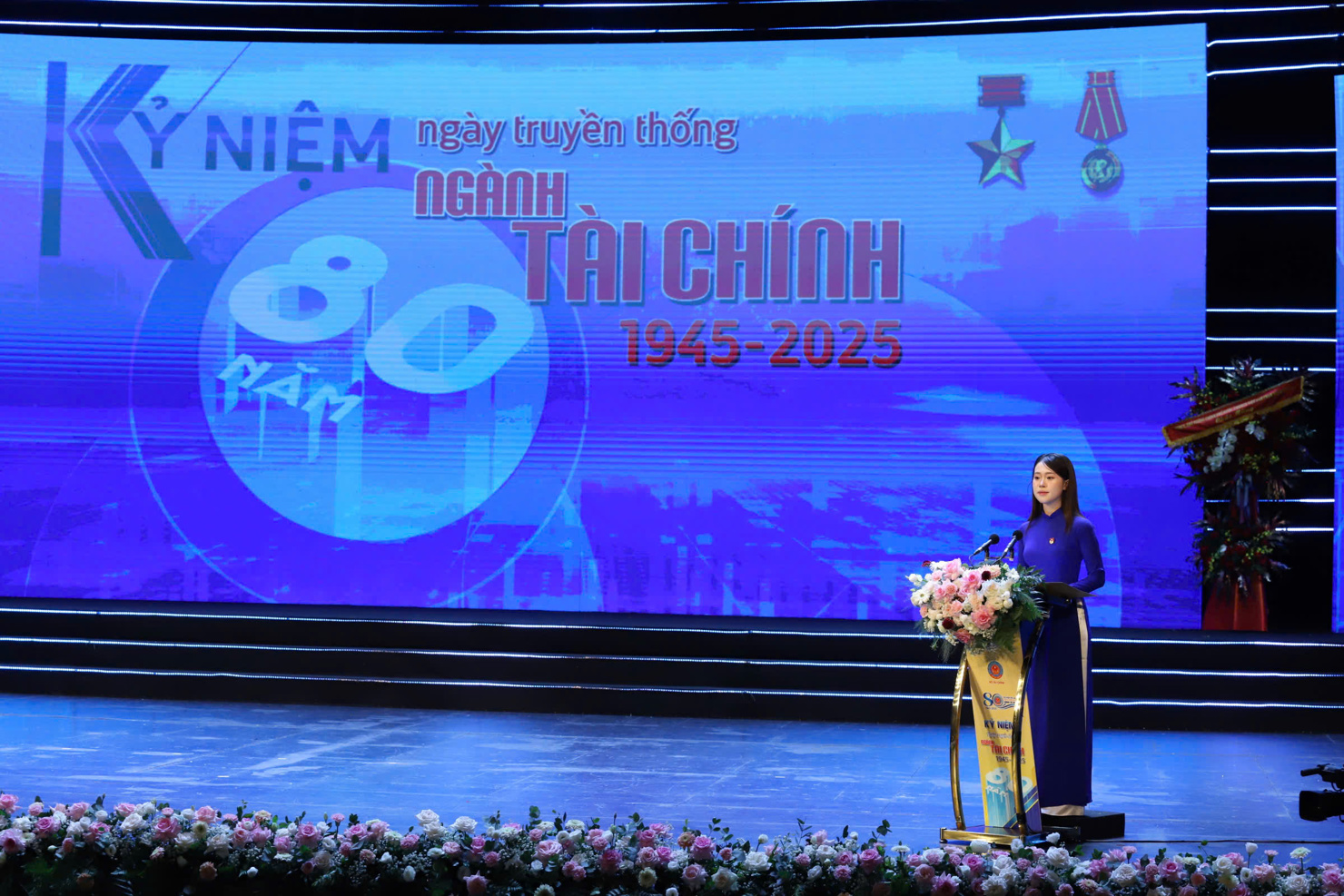 Thay mặt thế hệ trẻ ngành Tài chính, đồng chí Nguyễn Thị Cẩm Tú bày tỏ lòng biết ơn sâu sắc tới các lãnh đạo, nguyên lãnh đạo, các thế hệ đi trước. Ảnh: Minh Đức