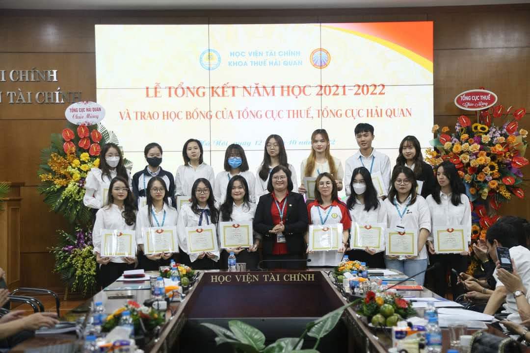 Các sinh viên nhận học bổng của Cục Thuế và Cục Hải quan.