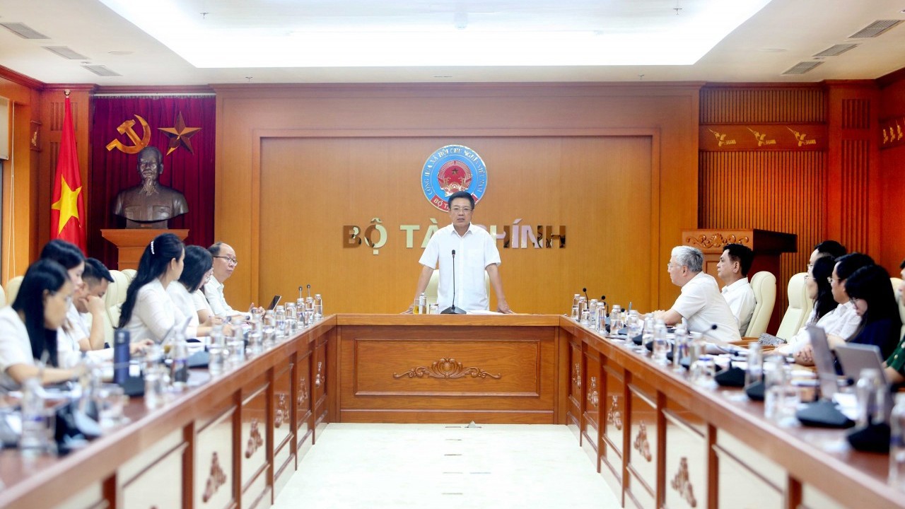 Thứ trưởng Bộ Tài chính Hồ Sỹ Hùng chủ trì hội nghị.