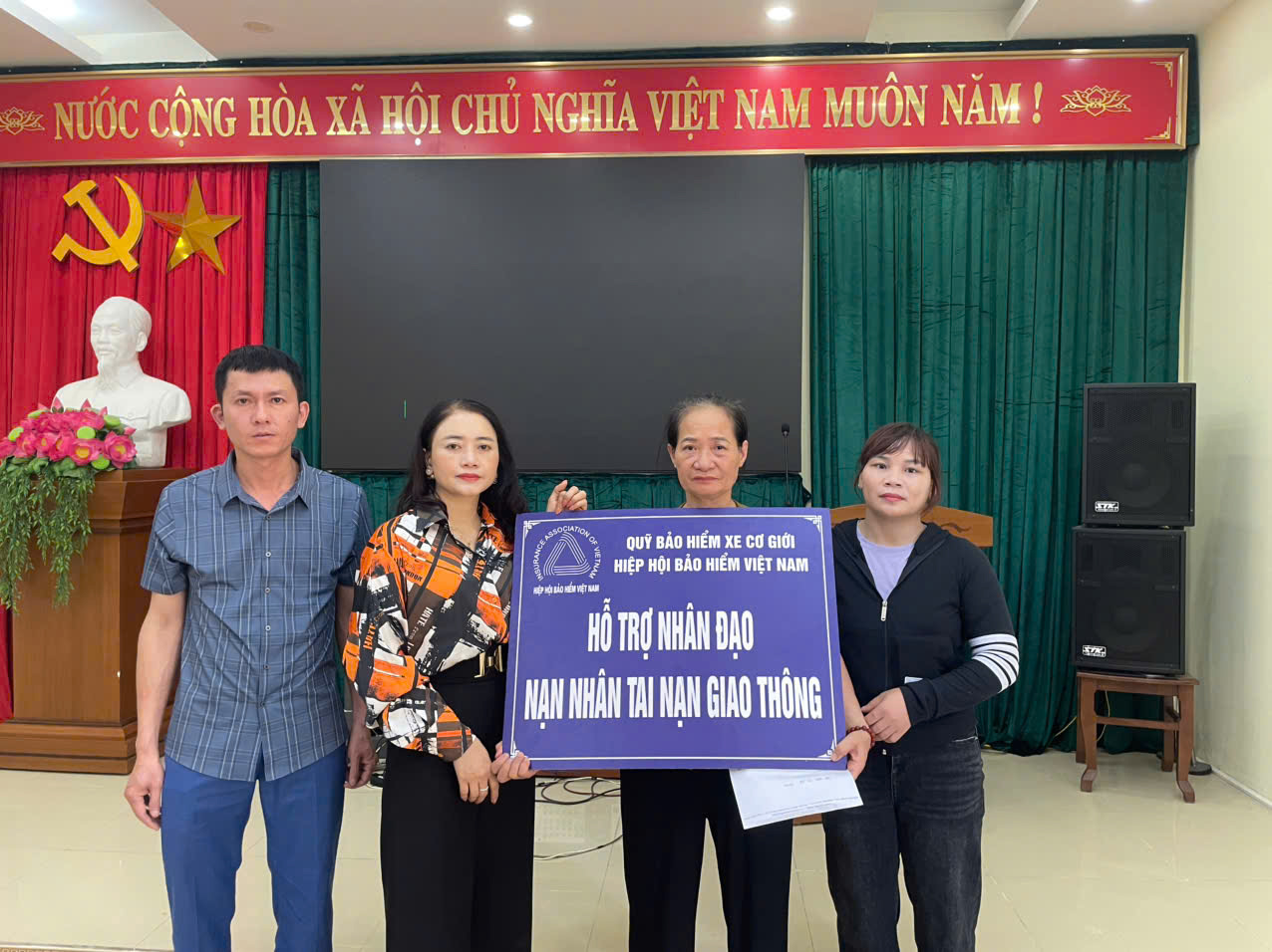 Đại diện Quỹ Bảo hiểm xe cơ giới trao hỗ trợ nhân đạo cho gia đình nạn nhân.