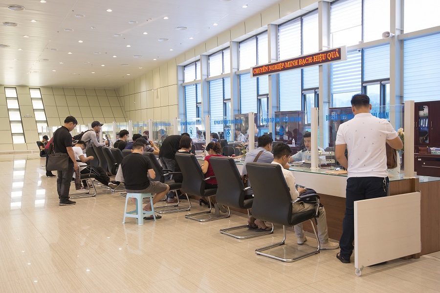 Khách làm thủ tục xuất cảnh tại cửa khẩu quôc tế Hữu nghị, tỉnh Lạng Sơn