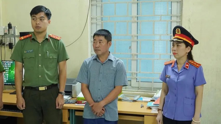 Bắt tạm giam Nguyễn Khương Hoàng (giữa). Ảnh: Công an tỉnh Quảng Trị.