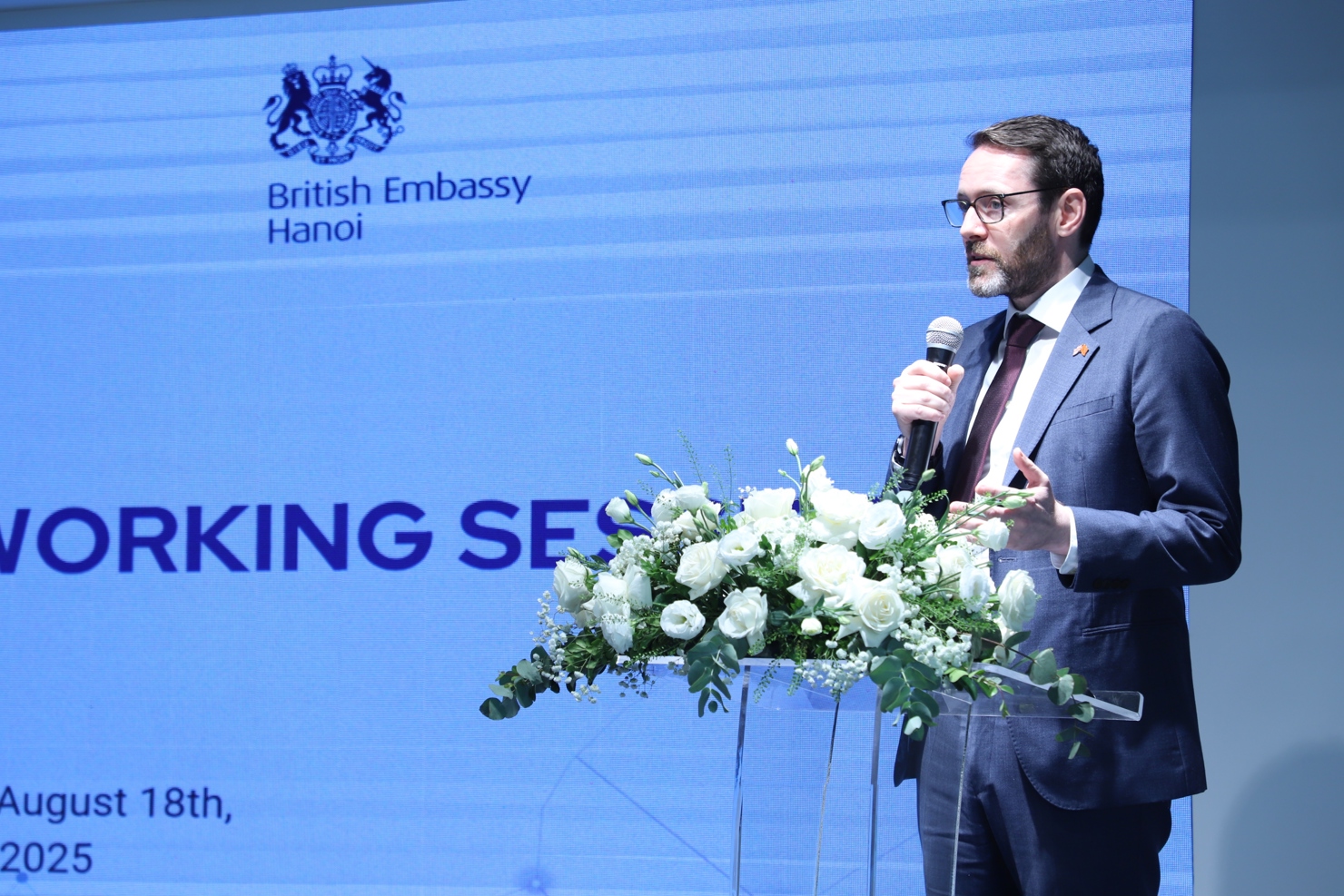 Ông Iain Frew - Đại sứ Vương quốc Anh tại Việt Nam phát biểu tại Diễn đàn. 