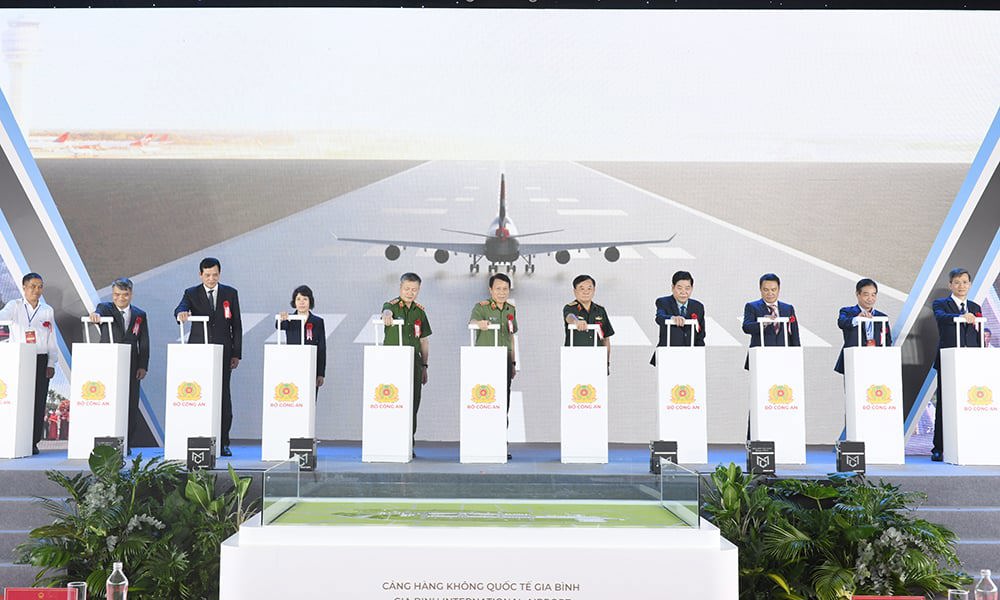 Bộ trưởng Lương Tam Quang và lãnh đạo địa phương, các bộ, ngành thực hiện nghi lễ khởi công dự án.