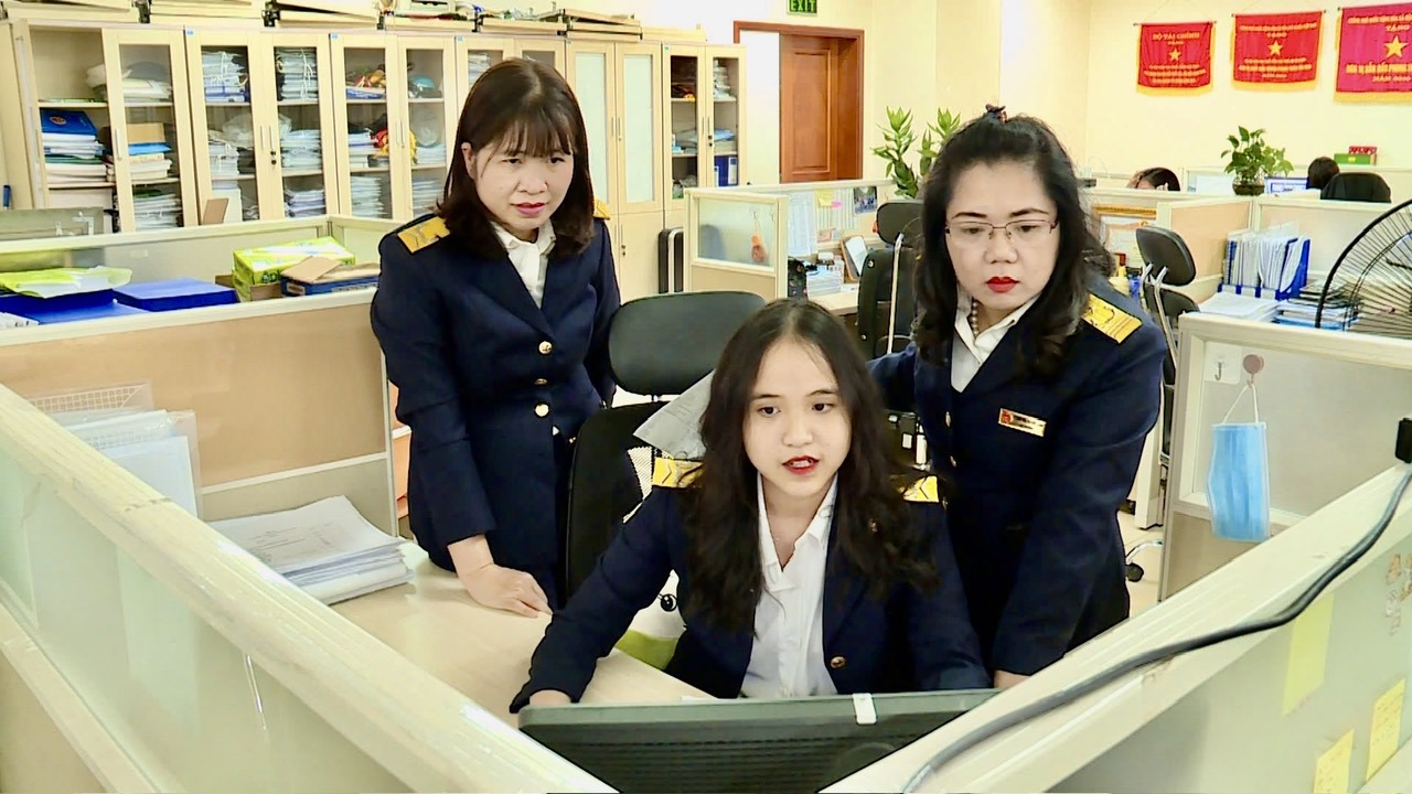 Các cán bộ Ban Dự toán, Thống kê Thuế trong một buổi thảo luận về công tác dự báo nguồn thu NSNN. Ảnh: TN.