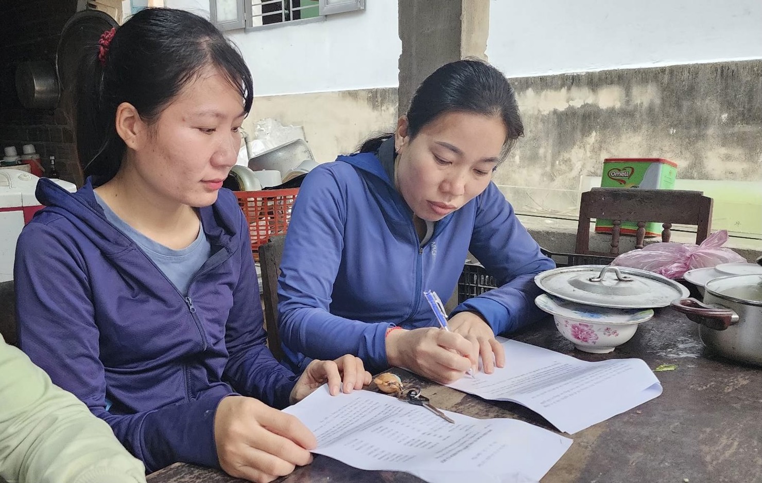 Người lao động Công ty TNHH Empire Hospitality (dự án Cocobay) nhiều lần viết đơn cầu cứu các cơ quan chức năng đòi quyền lợi BHXH, BHYT nhưng vẫn chưa thành. Ảnh: Lê Văn