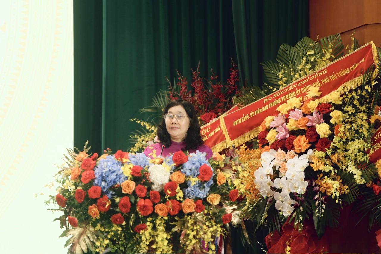 Bà Nguyễn Thị Hương - Bí thư Đảng uỷ, Cục trưởng Cục thống kê phát biểu tại đại hội.