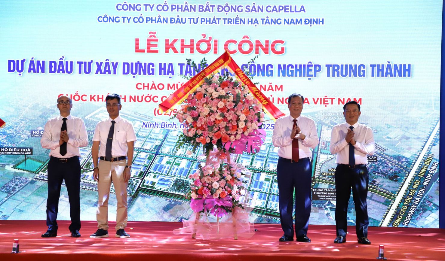 Lãnh đạo tỉnh Ninh Bình tặng hoa chúc mừng chủ đầu tư KCN Trung Thành
